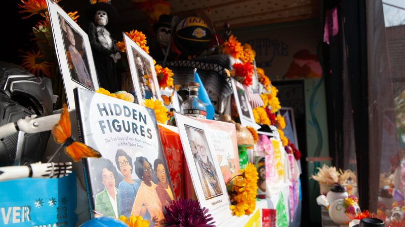 Day of the Dead Altar Display – Ofrenda del Día de Muertos